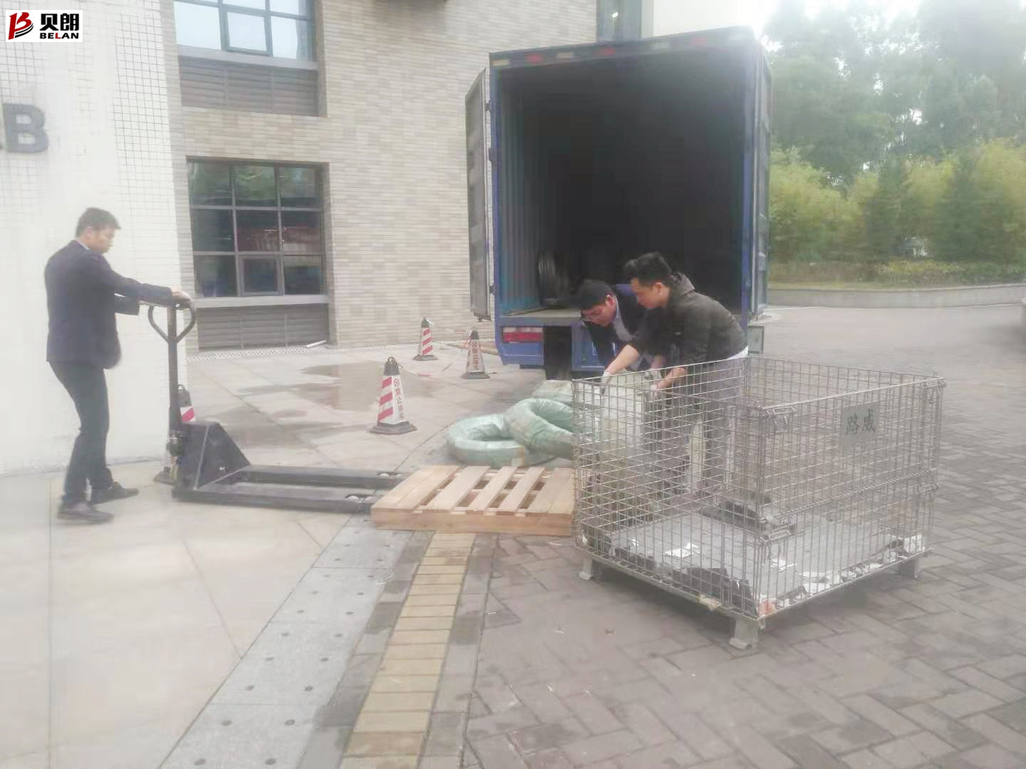 貝朗自動化設(shè)備——員工卸車現(xiàn)場